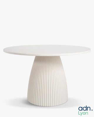une table blanche avec un piètement blanc et un plateau blanc
