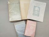 plusieurs livres sont empilés sur une table