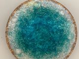 gros plan d'une assiette bleue et blanche sur une table