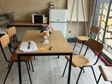 des tables et des chaises dans une pièce donnant sur un balcon