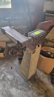 une machine placée au milieu d'une pièce