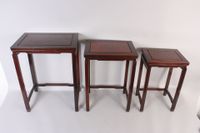 suite de 3 tables gigognes en bois exotique. (photo 3)