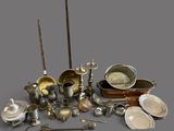 un grand nombre d'objets en argent posés sur une table