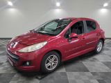 la voiture rouge est garée dans le garage sur le sol en damier