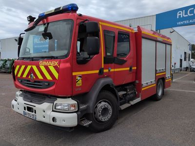 un camion de pompiers rouge garé sur un parking