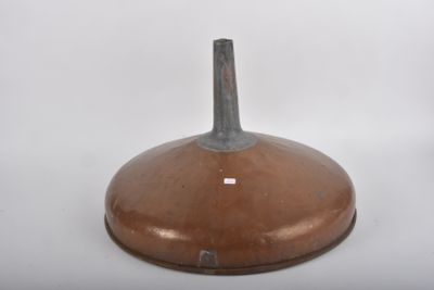 un petit objet métallique posé sur une surface blanche