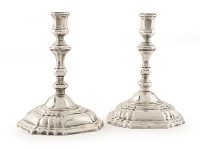 paire de chandeliers en argent sur fond blanc