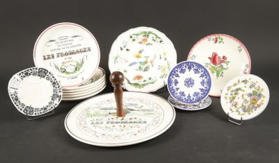 un grand nombre d'assiettes posées sur une table