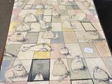 une personne assise à une table sur laquelle se trouve un dessin