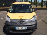une camionnette jaune et noire garée sur un parking