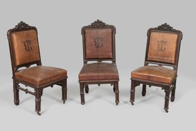 trois chaises au dossier sculpté et recouvert de cuir marron
