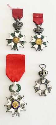 de nombreuses médailles sur un fond blanc, ornées d'un ruban rouge