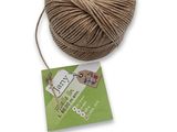 une pelote de ficelle marron sur fond blanc