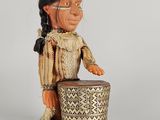 une petite figurine représentant une femme indienne avec un tambour