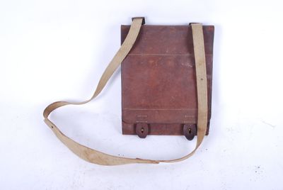 Un porte carte anglais en cuir avec sa sangle de portage