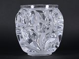 un vase en verre transparent orné d'un motif floral