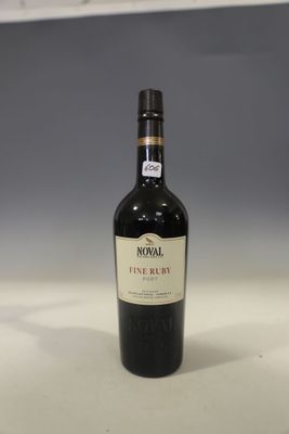 une bouteille de vin posée sur une table