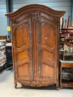 une armoire en bois au milieu d'une pièce