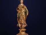 une statue en or de la Vierge de Guadalupe posée sur un socle