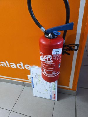 un extincteur fixé sur le mur