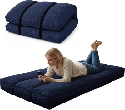 une femme allongée sur un matelas bleu