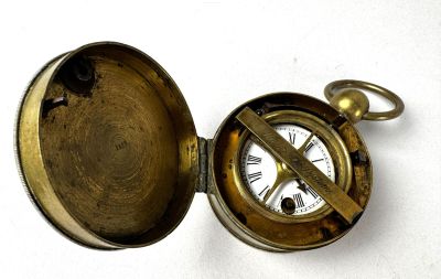 une montre de poche en or contenant une boussole