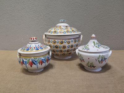trois types différents de plats en céramique sur une table