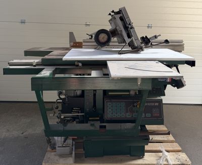 une machine posée sur une palette dans un garage