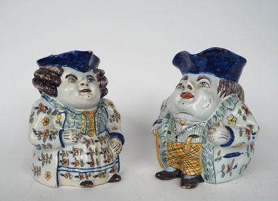 une paire de figurines en céramique représentant un homme et une femme