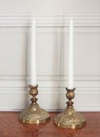 PAIRE DE FLAMBEAUX en bronze ciselé et doré à fût balustre e…