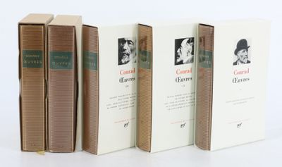 trois livres superposés sur une surface blanche