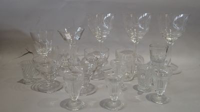 Ensemble de verres dépareillés en cristal ou verre.