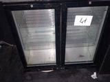deux portes vitrées ouvertes donnant sur un comptoir