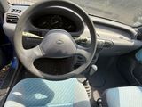 une petite voiture équipée d'un volant et d'un tableau de bord