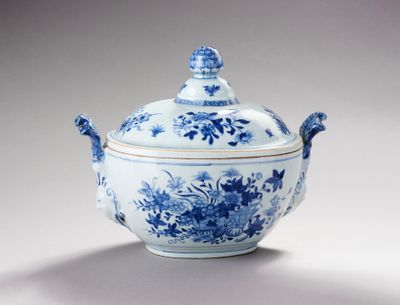 un bol bleu et blanc avec un couvercle sur une table