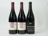 trois bouteilles de vin posées l'une à côté de l'autre sur une table