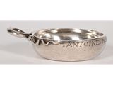 un plat ancien en argent avec une cuillère et un manche