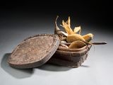 un panier contenant du maïs et d'autres produits