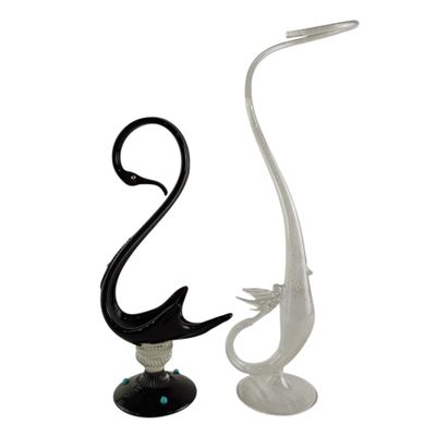 paire de sculptures en verre noir et blanc représentant un cygne et un poisson
