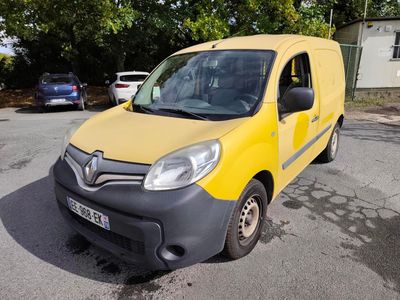 une camionnette jaune garée sur le parking
