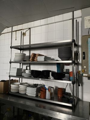 beaucoup d'assiettes et de bols sur les étagères de la cuisine