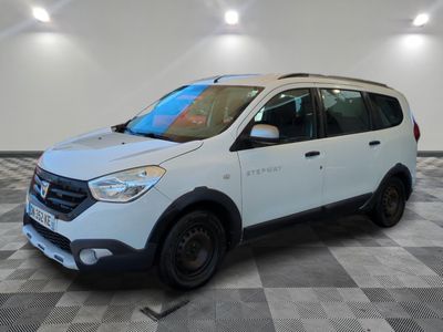 une voiture blanche est garée dans une pièce au sol à carreaux