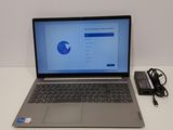 un ordinateur portable posé sur une table avec un chargeur