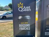 deux distributeurs automatiques situés au bord de la rue
