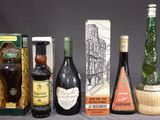 plusieurs bouteilles de vin sont alignées sur une table
