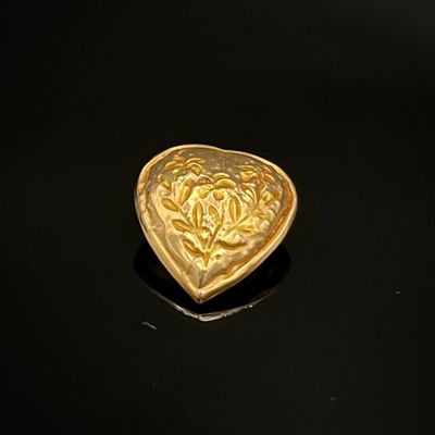 broche en forme de cœur plaquée or, ornée d'un motif de rose