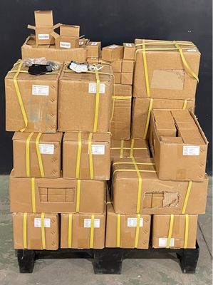 plusieurs boîtes empilées sur une palette