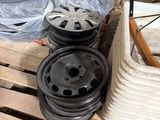 de nombreux types de roues et de jantes sur une palette