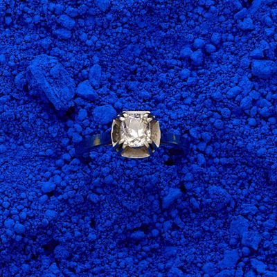 Bague solitaire en or 18k (750e) et platine (850e), centrée …