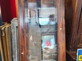une vitrine en verre avec un livre posé par terre